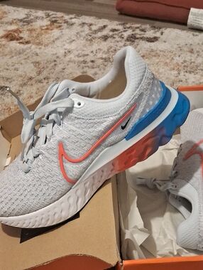 Nike Light Gray Running Shoes with Coral & Blue Accents/Nike REACT INFINITY RUN⭐